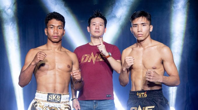 Petsukumvit (left) knocked out Petchmuangsri (right) with a vicious barrage. 